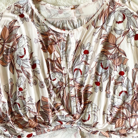 (4 for $20) FREE PEOPLE Keepin On Printed Tee Sz M - Picture 2 of 12